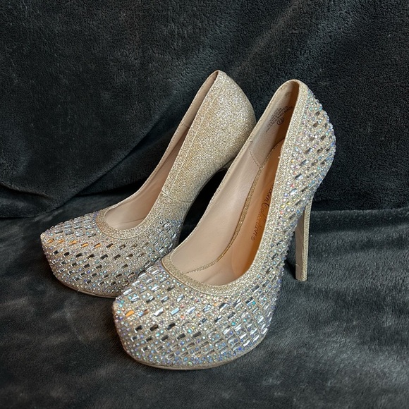 De Blossom Collection Shoes - De Blossom Collection Size 7.5 Tan/Silver Rhinestone Pumps 5in heel